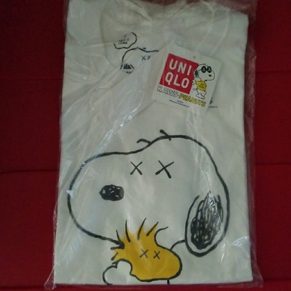 Uniqlo x KAWS x Peanuts White  Snoopy TShirt - Picture 2 of 2